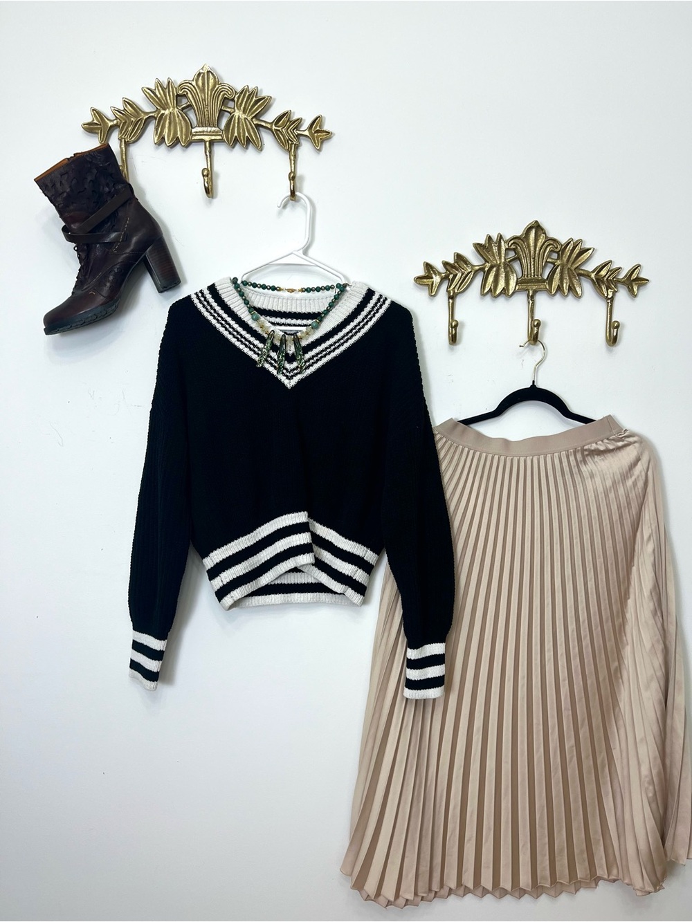 Classic black/white knit sweater M ptp 22”